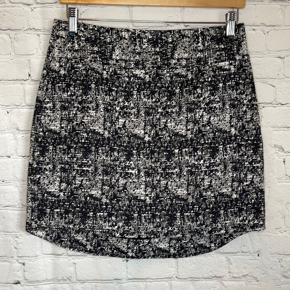 Banana Republic Women’s Black White Midi Tweed Skirt Curved Hem size 6 NEW